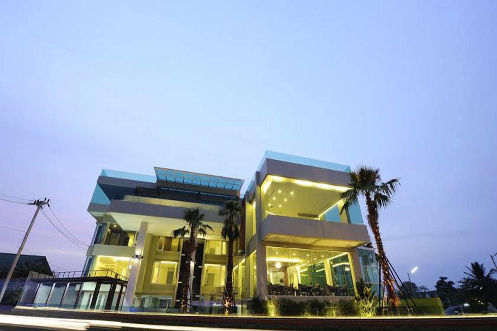 The Beverly Hills Hotel Nakhonratchasima Εξωτερικό φωτογραφία